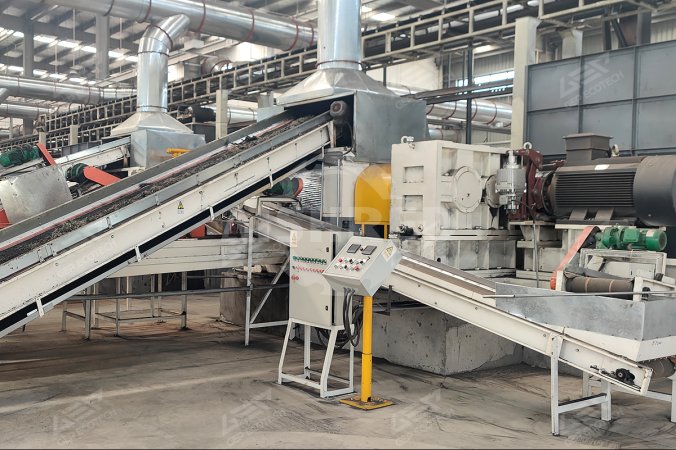 Măcinător de cauciuc pentru proiectul de eliminare a deșeurilor de anvelope din Henan, China